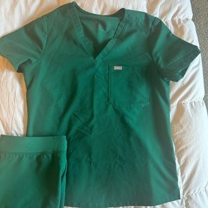Hunter Green Figs Catarina scrub top